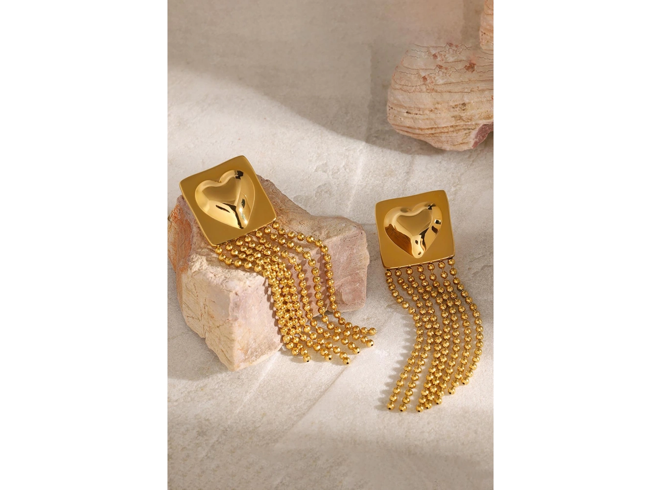 Altın Renk Kalp Figürlü Sallantılı Çelik Küpe (Çift)