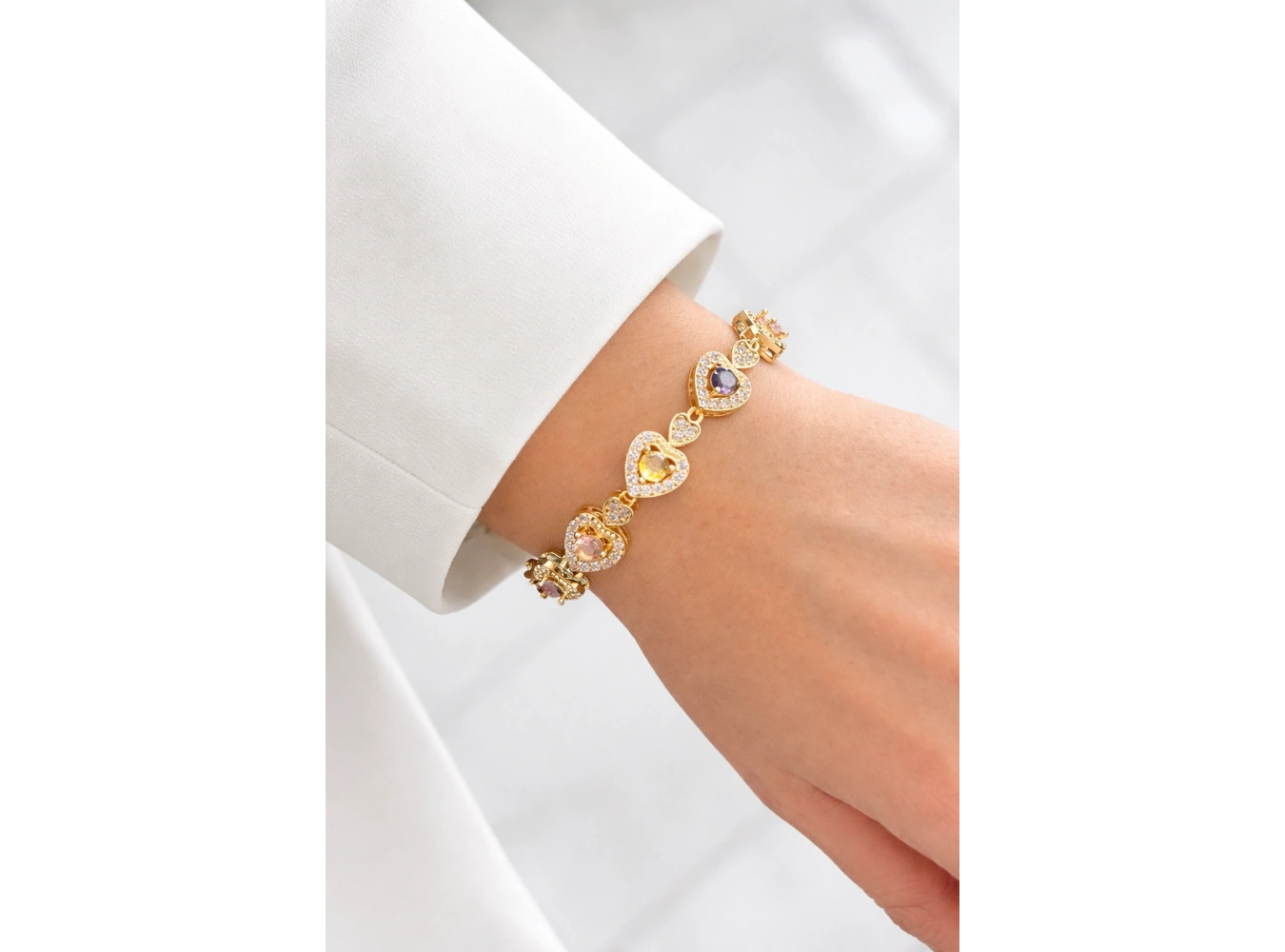 Altın Renk Kalp Figürlü Taş Detaylı 14K Altın Kaplama VİP Bileklik