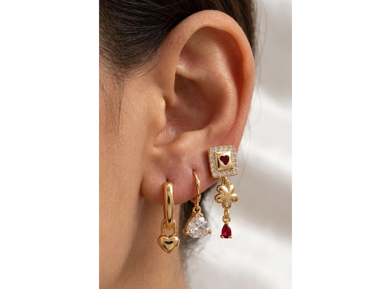 Altın Renk Kalp Figürlü Taş Detaylı 3lü YSX Küpe Set