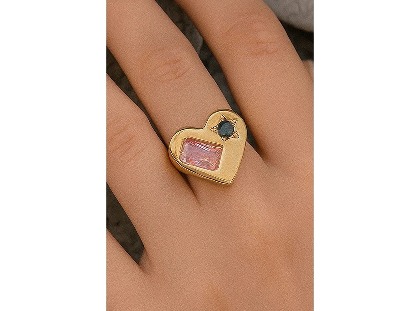 Altın Renk Kalp Figürlü Taş Detaylı Ayarlanabilir Yüzük