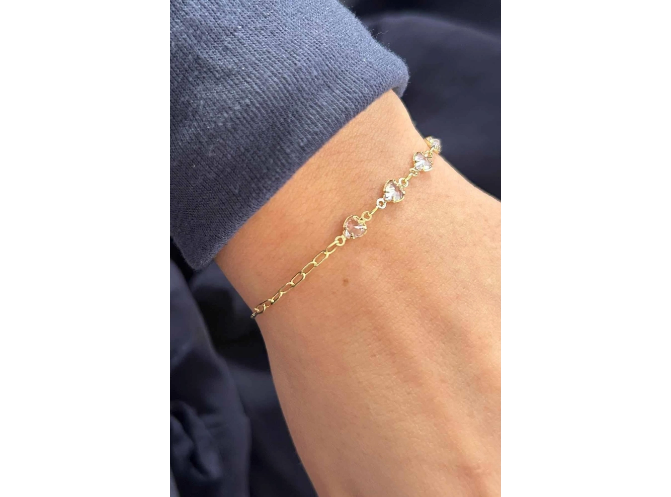 Altın Renk Kalp Figürlü Taş Detaylı Bileklik