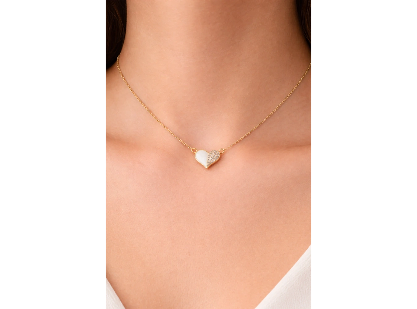 Altın Renk Kalp Figürlü Taş Detaylı Çelik Kolye