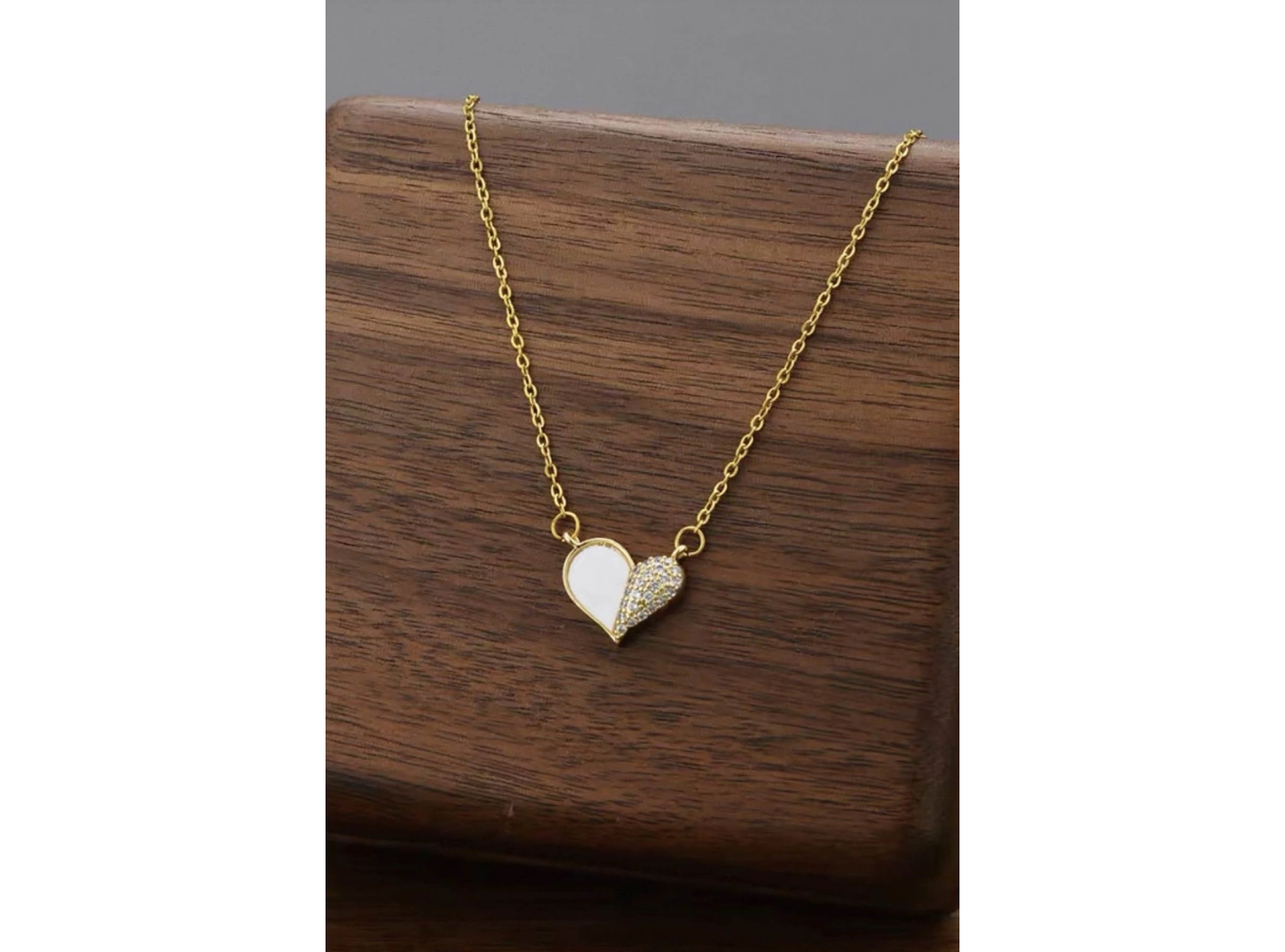 Altın Renk Kalp Figürlü Taş Detaylı Çelik Kolye