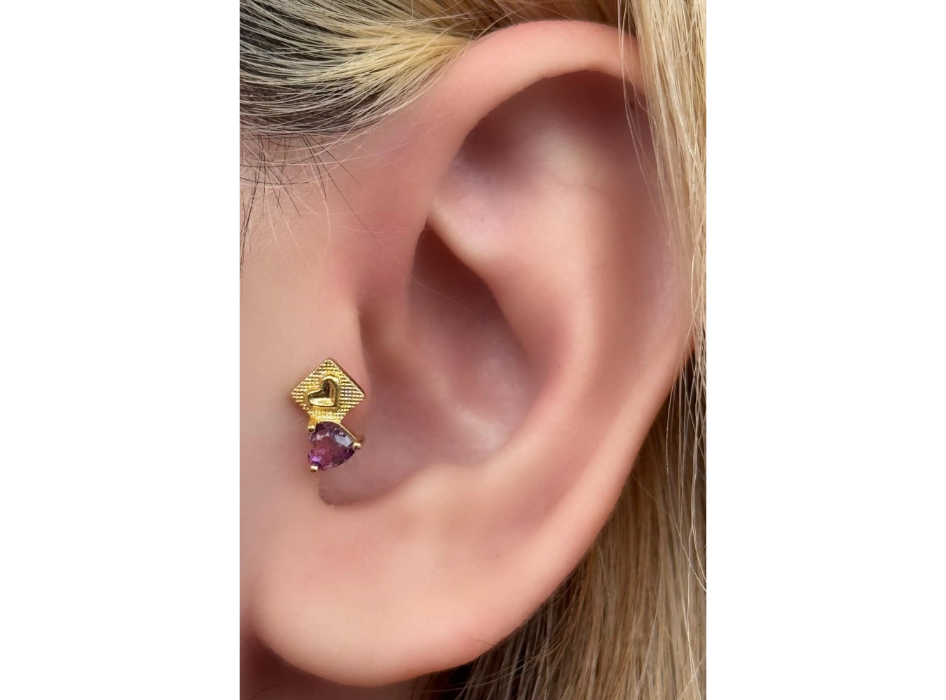 Altın Renk Kalp Figürlü Taş Detaylı Cerrahi Çelik Tragus/Kıkırdak Küpe/Piercing (Tek)