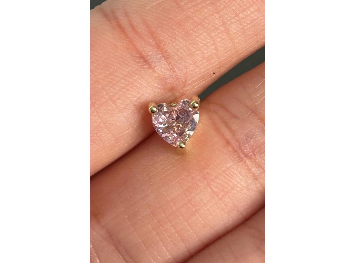 Altın Renk Kalp Figürlü Taş Detaylı Cerrahi Çelik Tragus/Kıkırdak Küpe/Piercing (Tek)