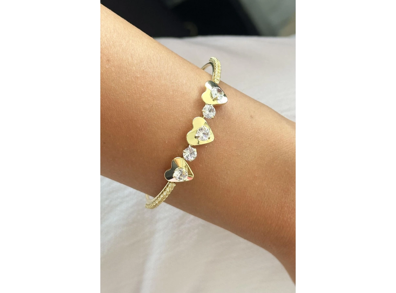 Altın Renk Kalp Figürlü Taş Detaylı Kelepçe Bileklik