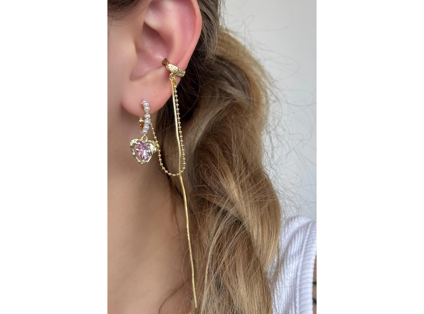Altın Renk Kalp Figürlü Taş Detaylı Kulak Aksesuarı