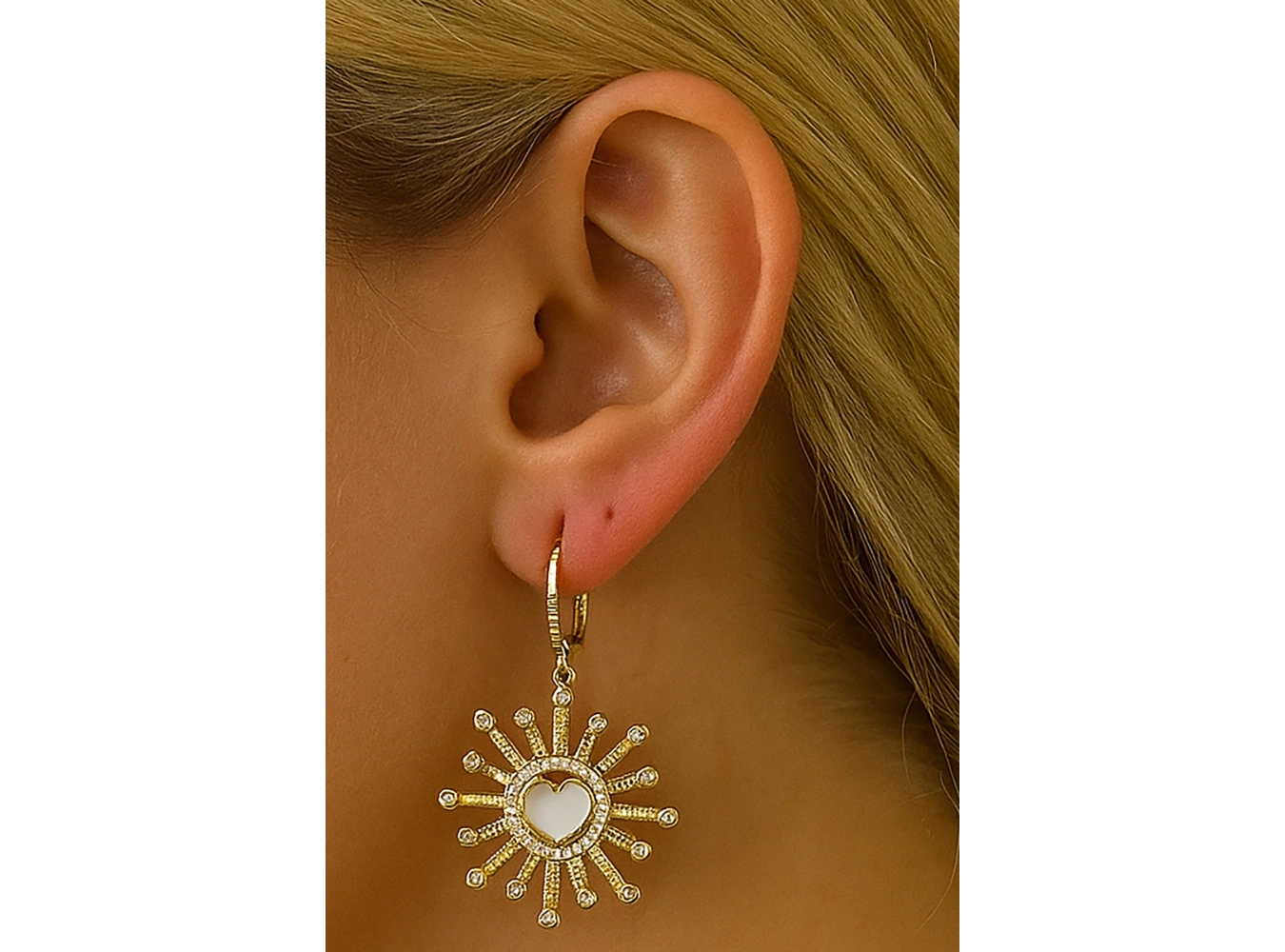 Altın Renk Kalp Figürlü Taş Detaylı Küpe (Çift)