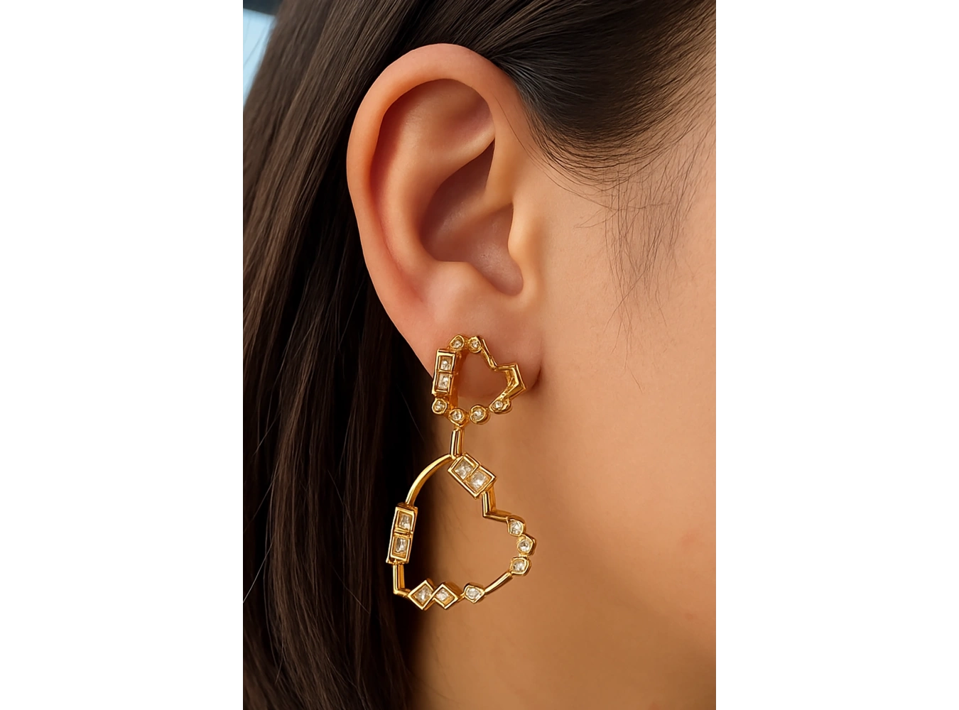 Altın Renk Kalp Figürlü Taş Detaylı Küpe (Çift)