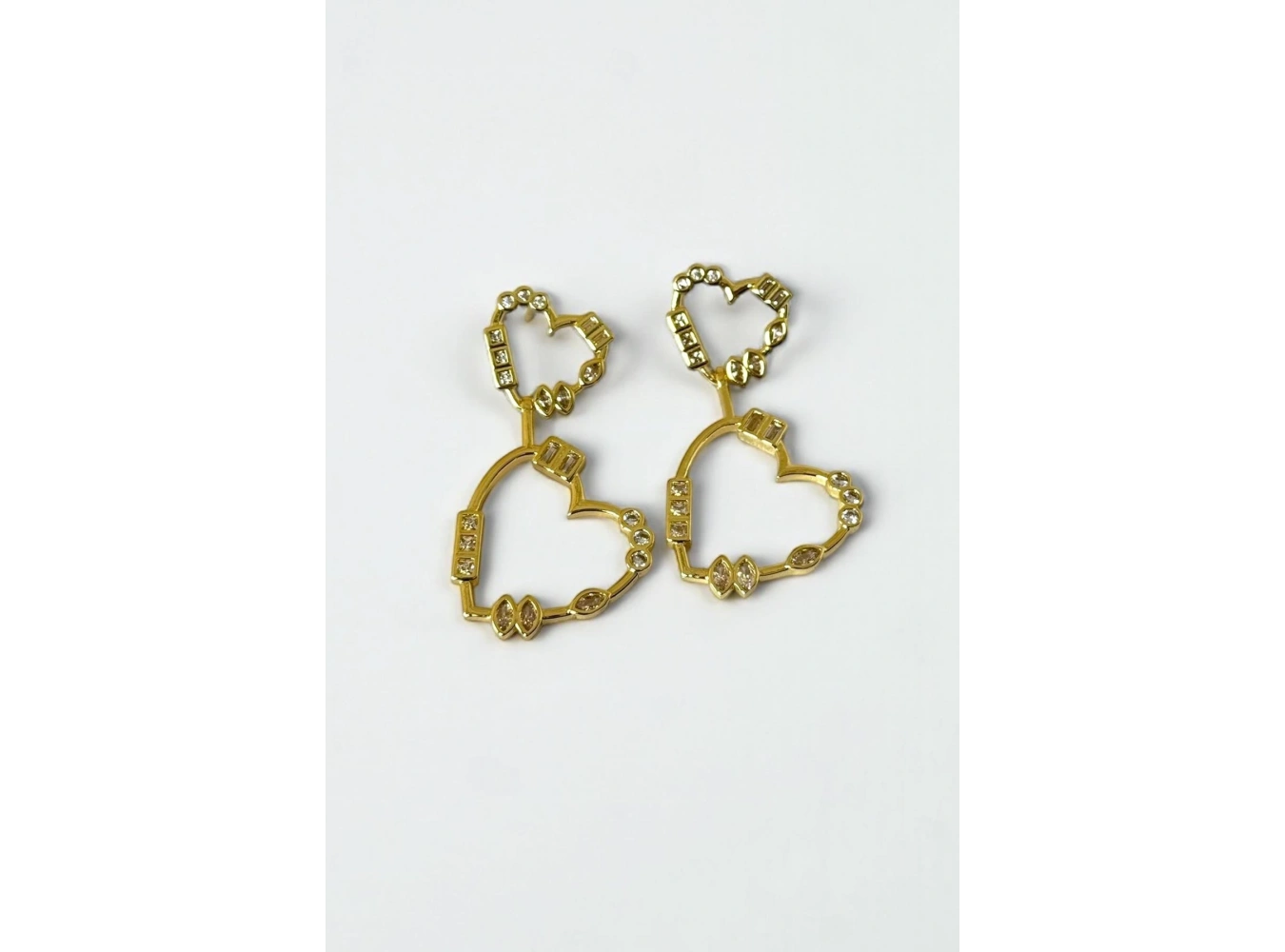 Altın Renk Kalp Figürlü Taş Detaylı Küpe (Çift)