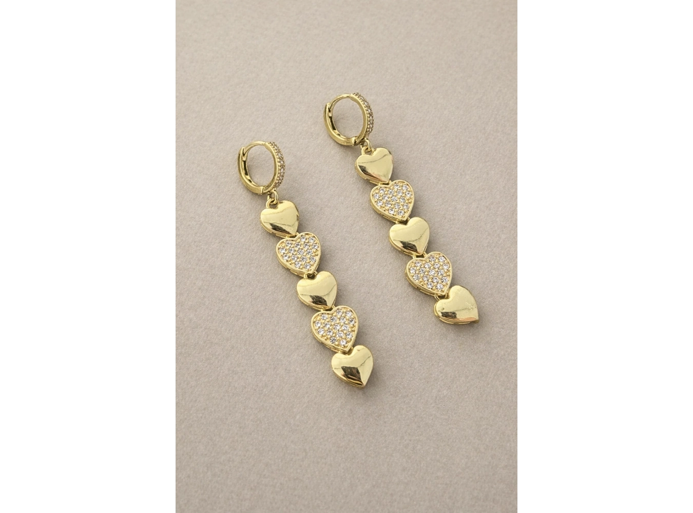 Altın Renk Kalp Figürlü Taş Detaylı Sallantılı 14K Altın Kaplama Küpe (Çift)