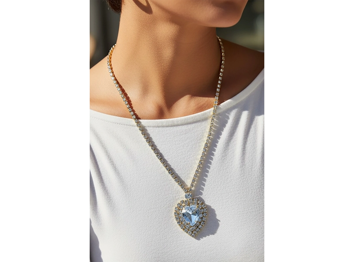 Altın Renk Kalp Figürlü Taş Detaylı Tasarım Abiye Kolye