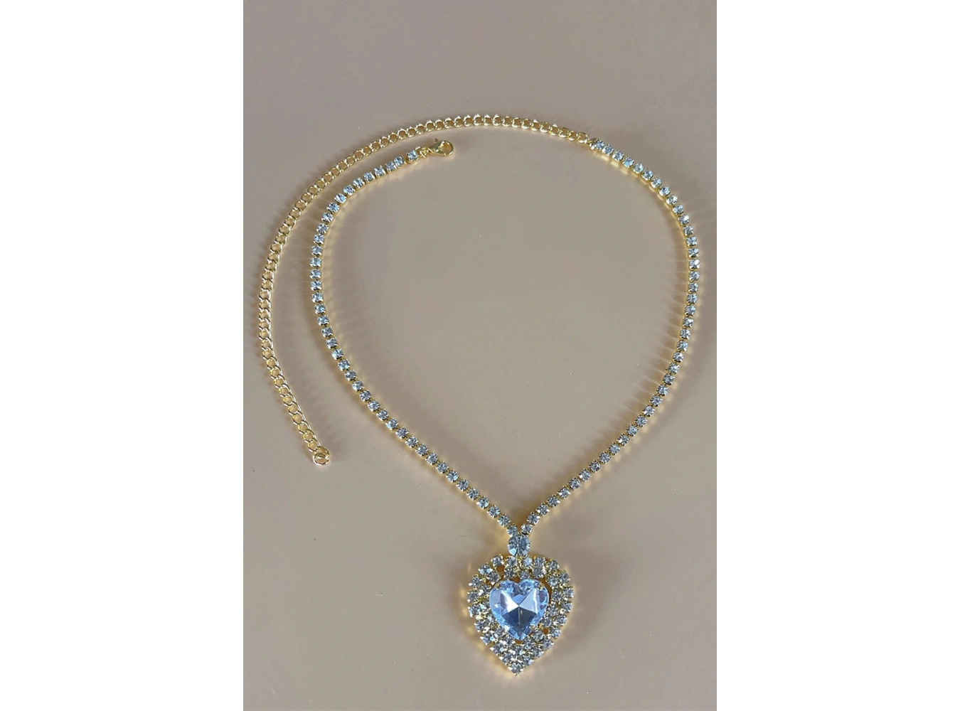Altın Renk Kalp Figürlü Taş Detaylı Tasarım Abiye Kolye