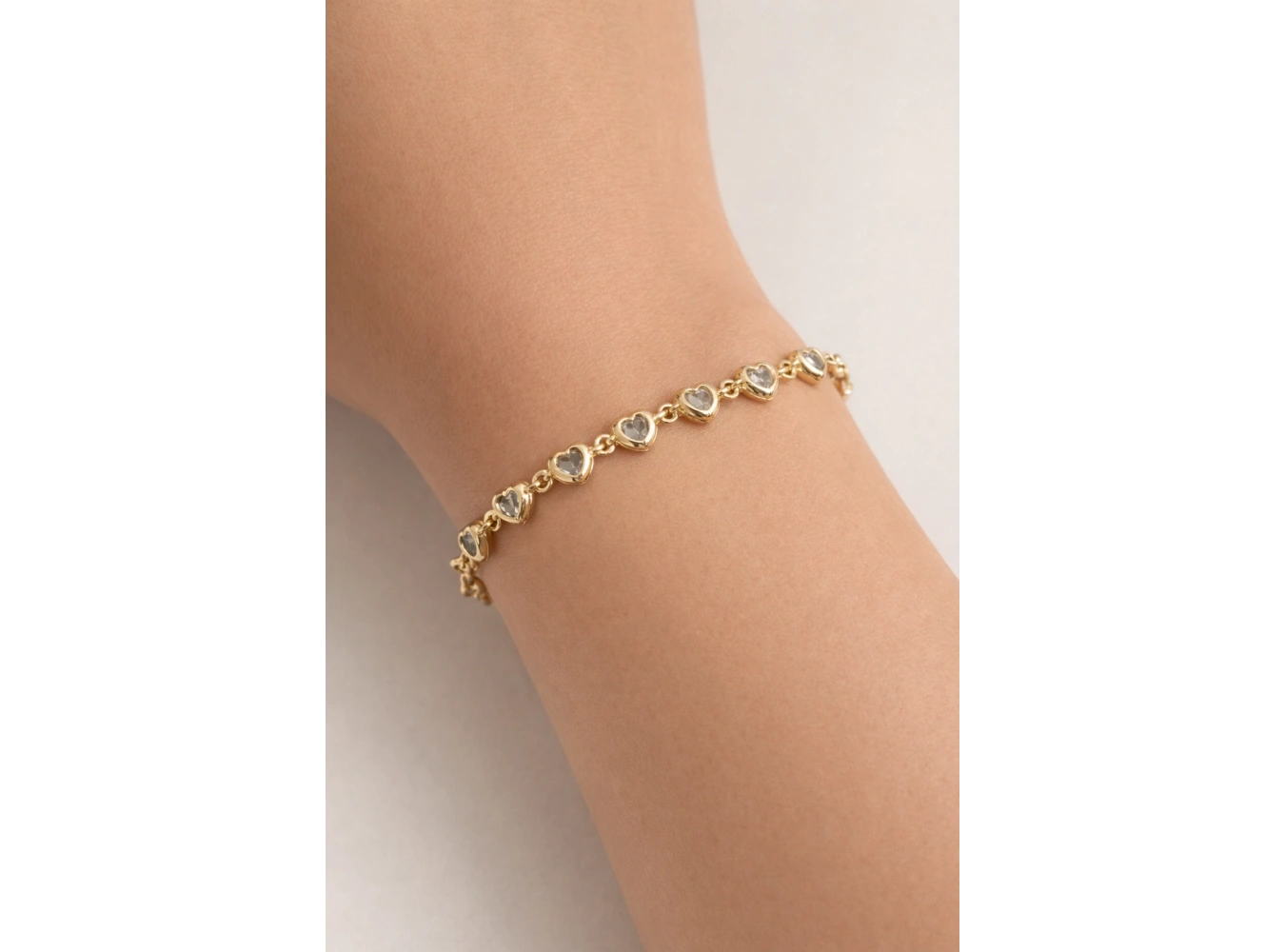 Altın Renk Kalp Figürlü Taşlı Bileklik