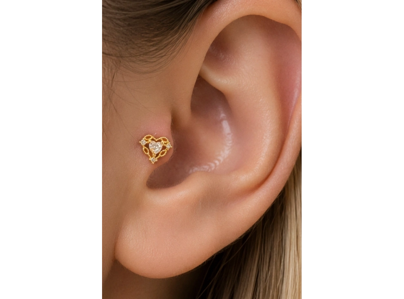 Altın Renk Kalp Figürlü Taşlı Cerrahi Çelik Tragus/Kıkırdak Küpe/Piercing (Tek)
