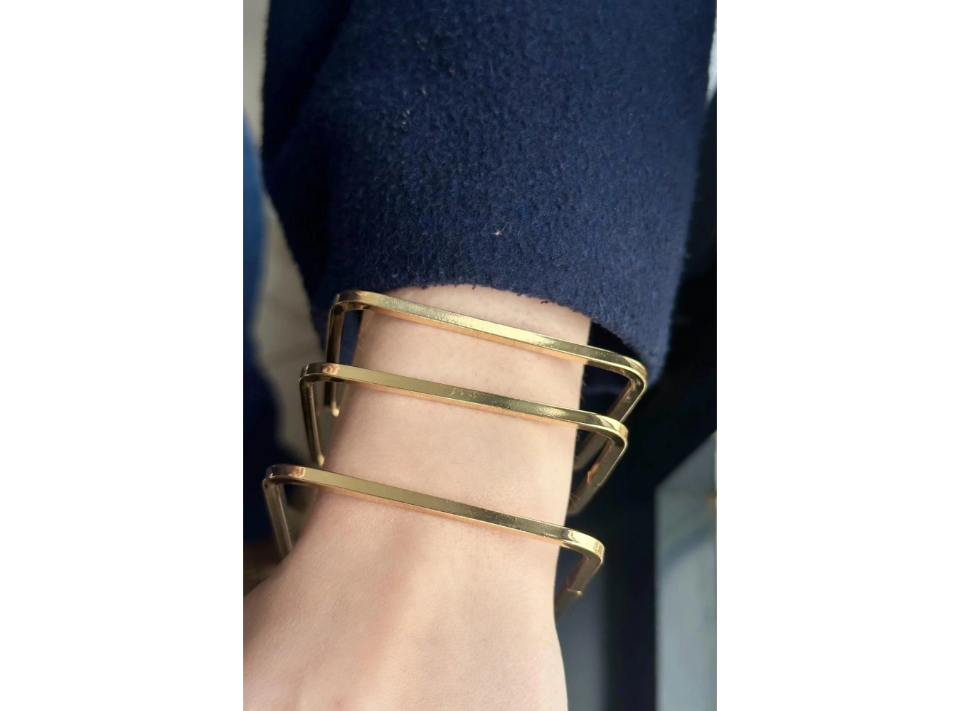 Altın Renk Kare Detaylı Kelepçe Bileklik