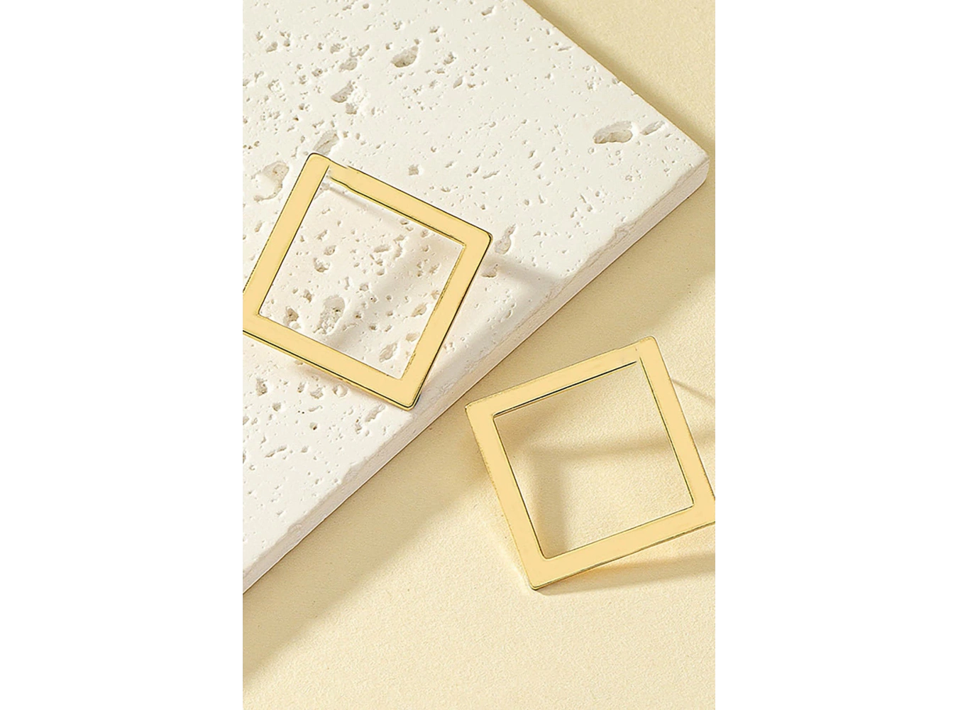 Altın Renk Kare Figürlü Çelik Küpe (Çift)