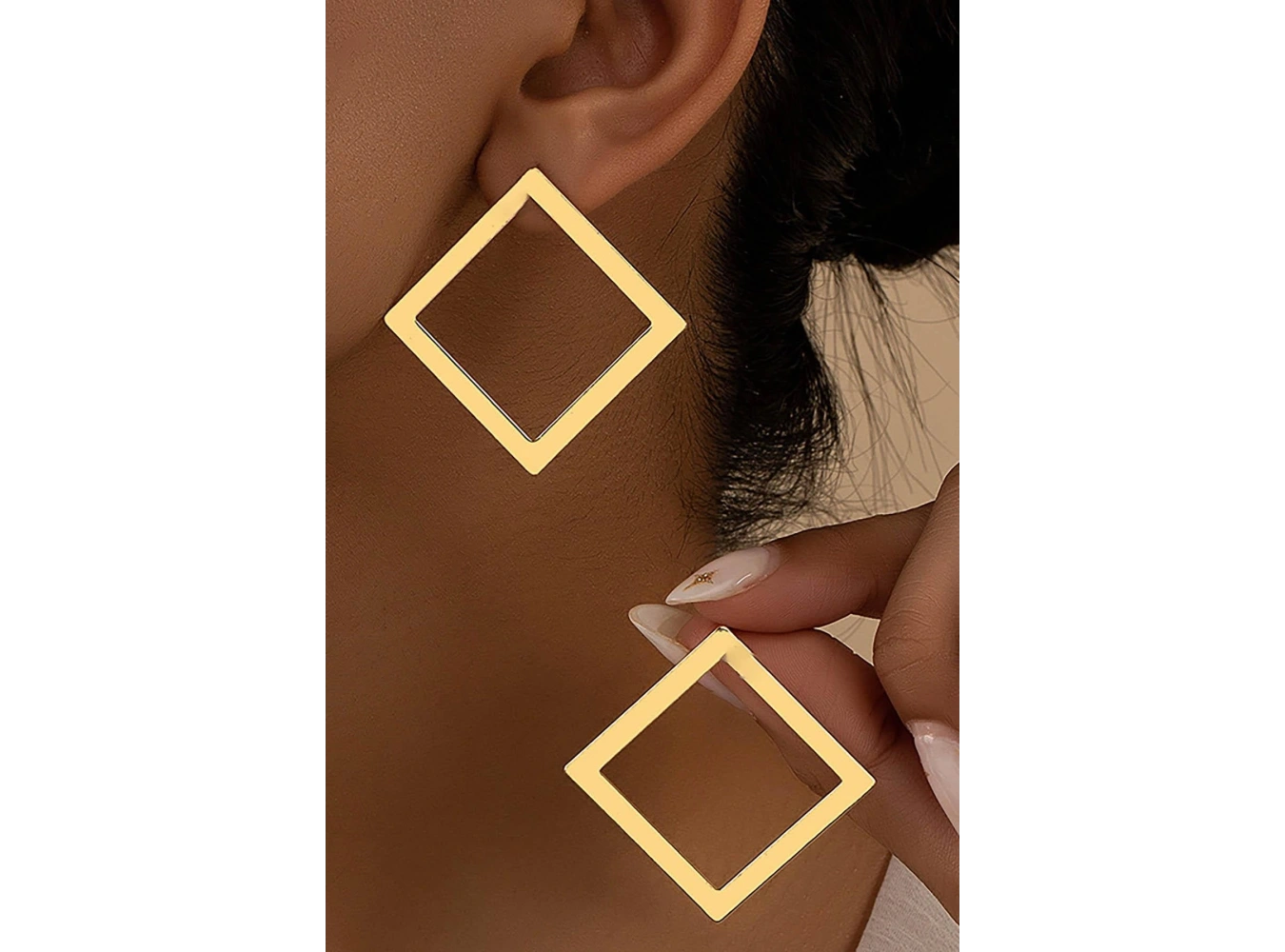 Altın Renk Kare Figürlü Çelik Küpe (Çift)