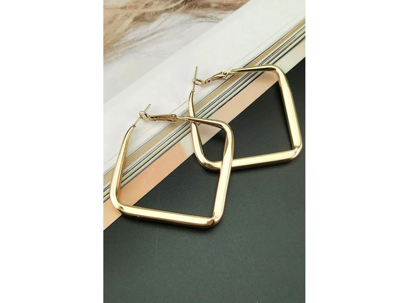 Altın Renk Kare Küpe (Çift)