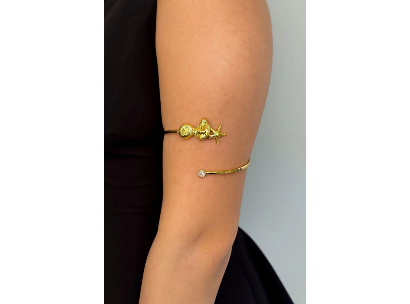 Altın Renk Karışık Figürlü Taş Detaylı Tasarım Bileklik Kol Aksesuarı