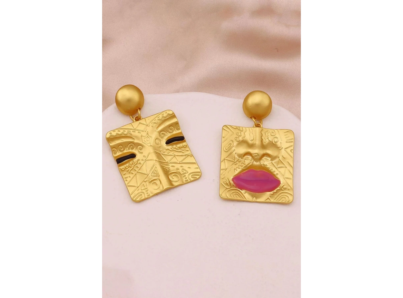 Altın Renk Karışık Figürlü Tasarım Küpe (Çift)