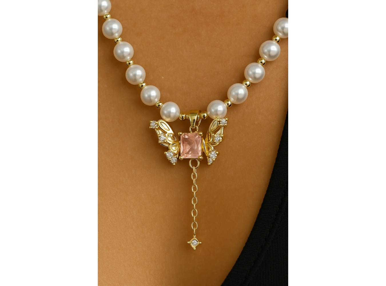 Altın Renk Kelebek Figürlü Çelik İnci Kolye