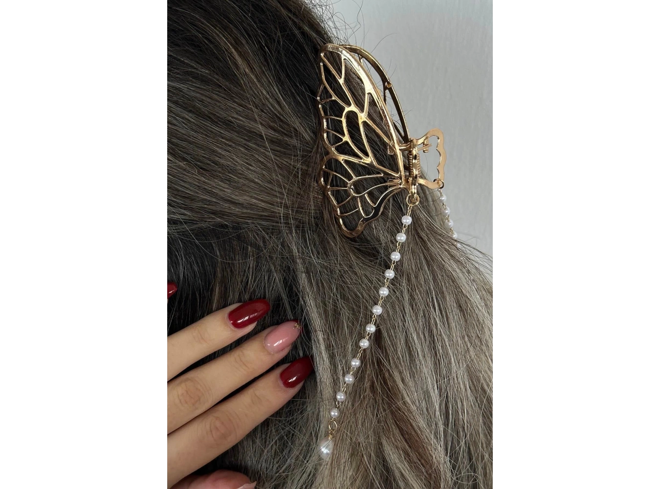 Altın Renk Kelebek Figürlü İnci Detaylı Sallantılı Metal Mandal Toka