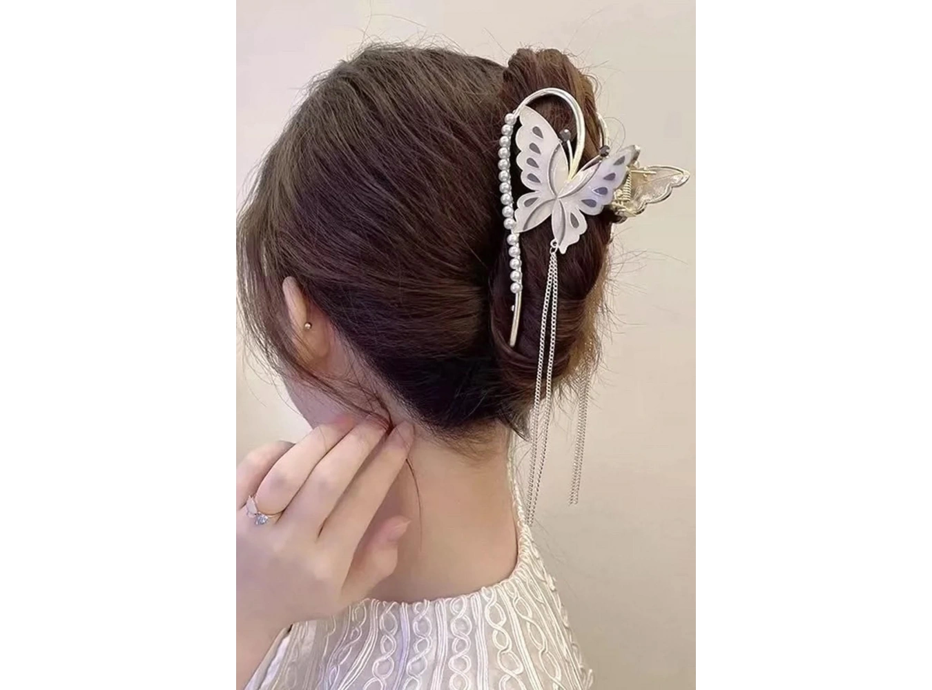 Altın Renk Kelebek Figürlü İnci Detaylı Sallantılı Metal Mandal Toka