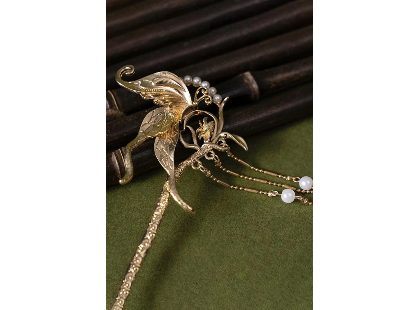 Altın Renk Kelebek Figürlü İnci Detaylı Sallantılı Topuz Toka