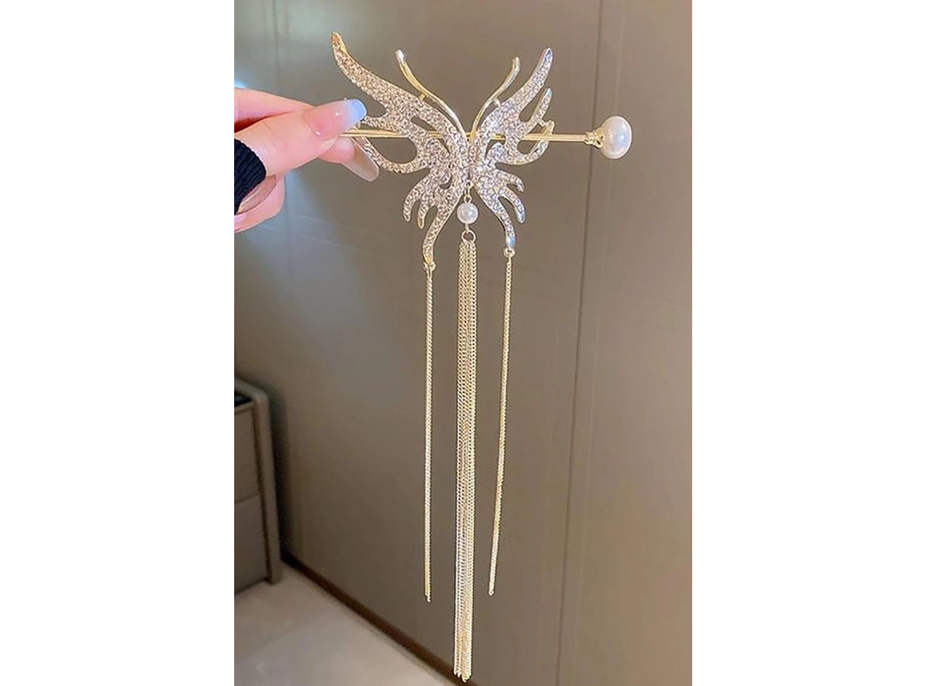 Altın Renk Kelebek Figürlü İnci Detaylı Sallantılı Topuz Tokası