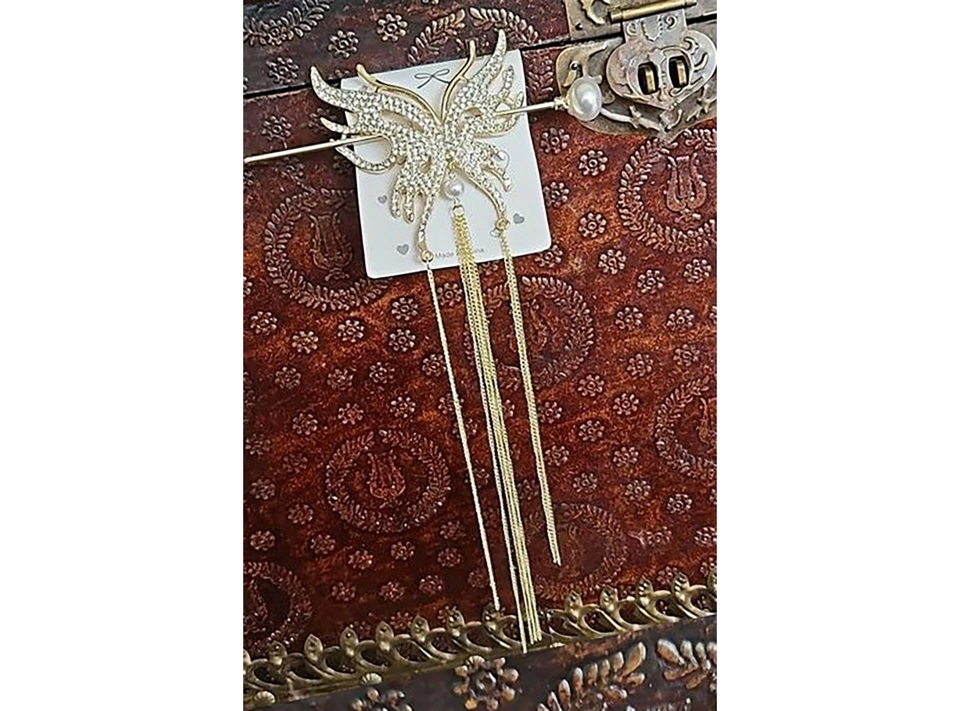 Altın Renk Kelebek Figürlü İnci Detaylı Sallantılı Topuz Tokası