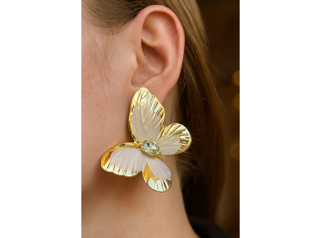 Altın Renk Kelebek Figürlü Taş Detaylı Küpe (Çift)