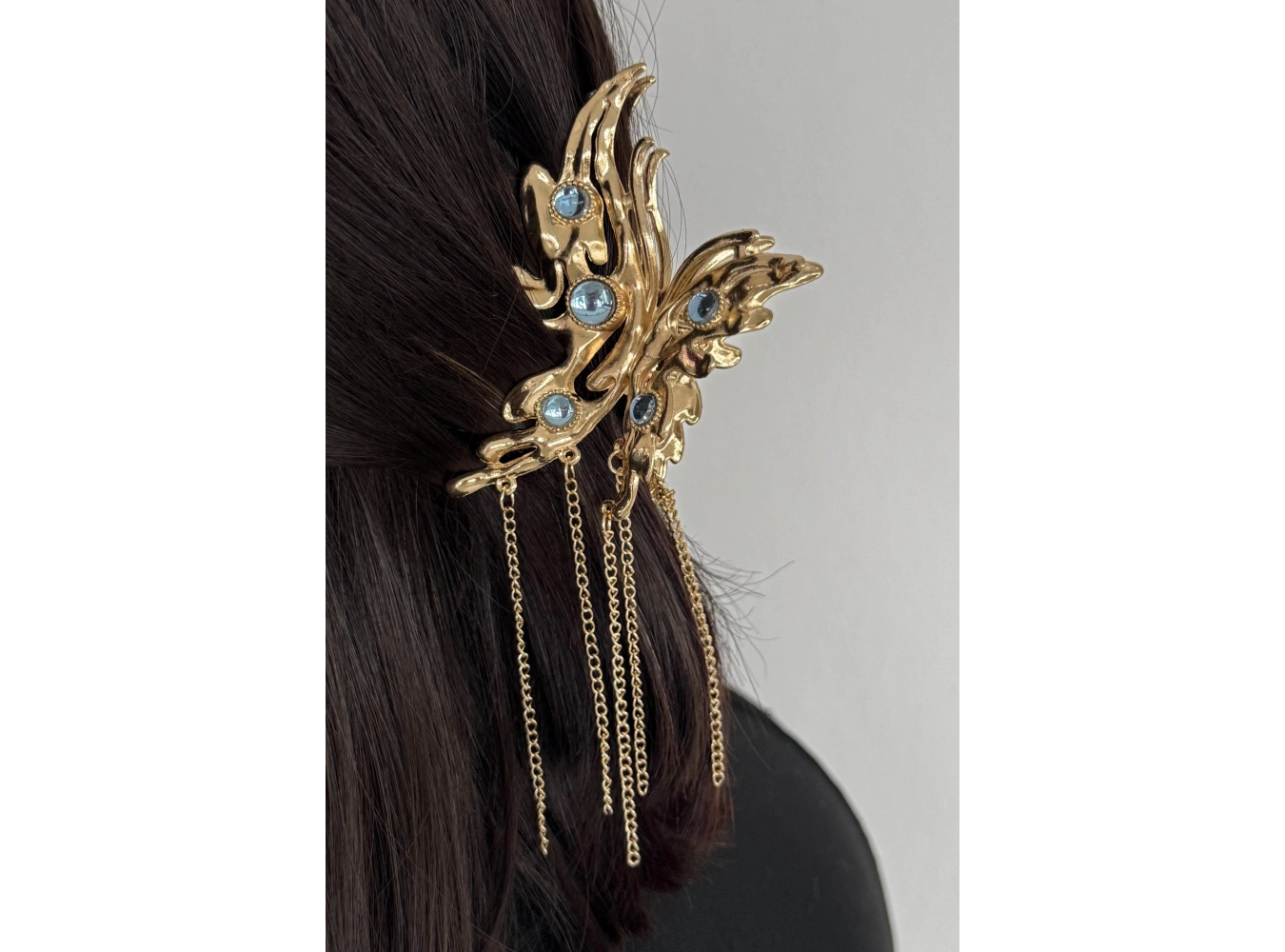 Altın Renk Kelebek Figürlü Taş Detaylı Sallantılı Metal Mandal Toka