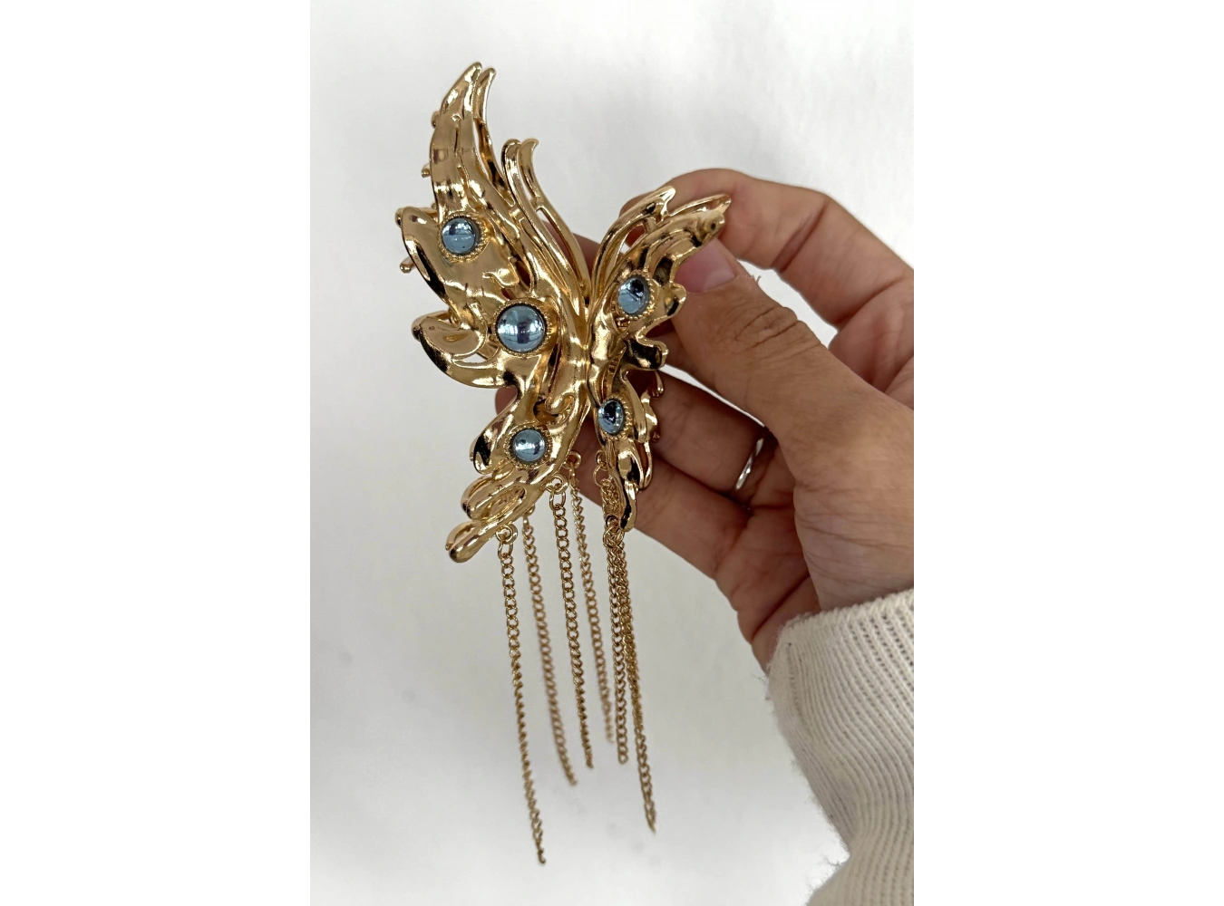 Altın Renk Kelebek Figürlü Taş Detaylı Sallantılı Metal Mandal Toka