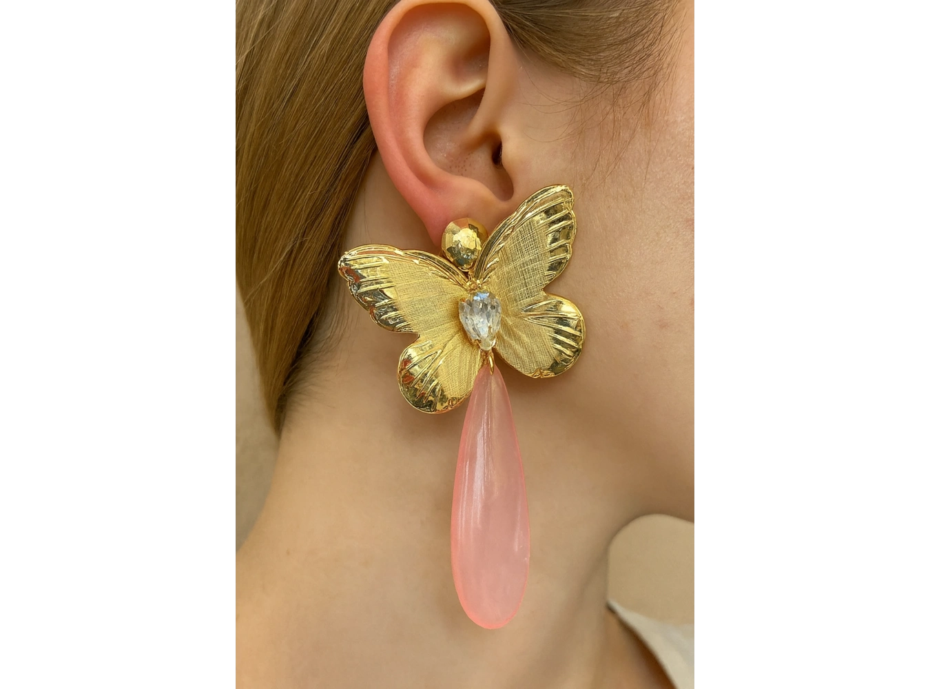 Altın Renk Kelebek Figürlü Taş Detaylı Tasarım Küpe (Çift)