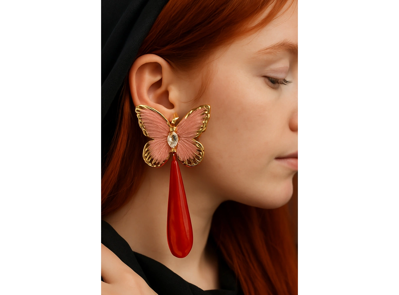 Altın Renk Kelebek Figürlü Taş Detaylı Tasarım Küpe (Çift)