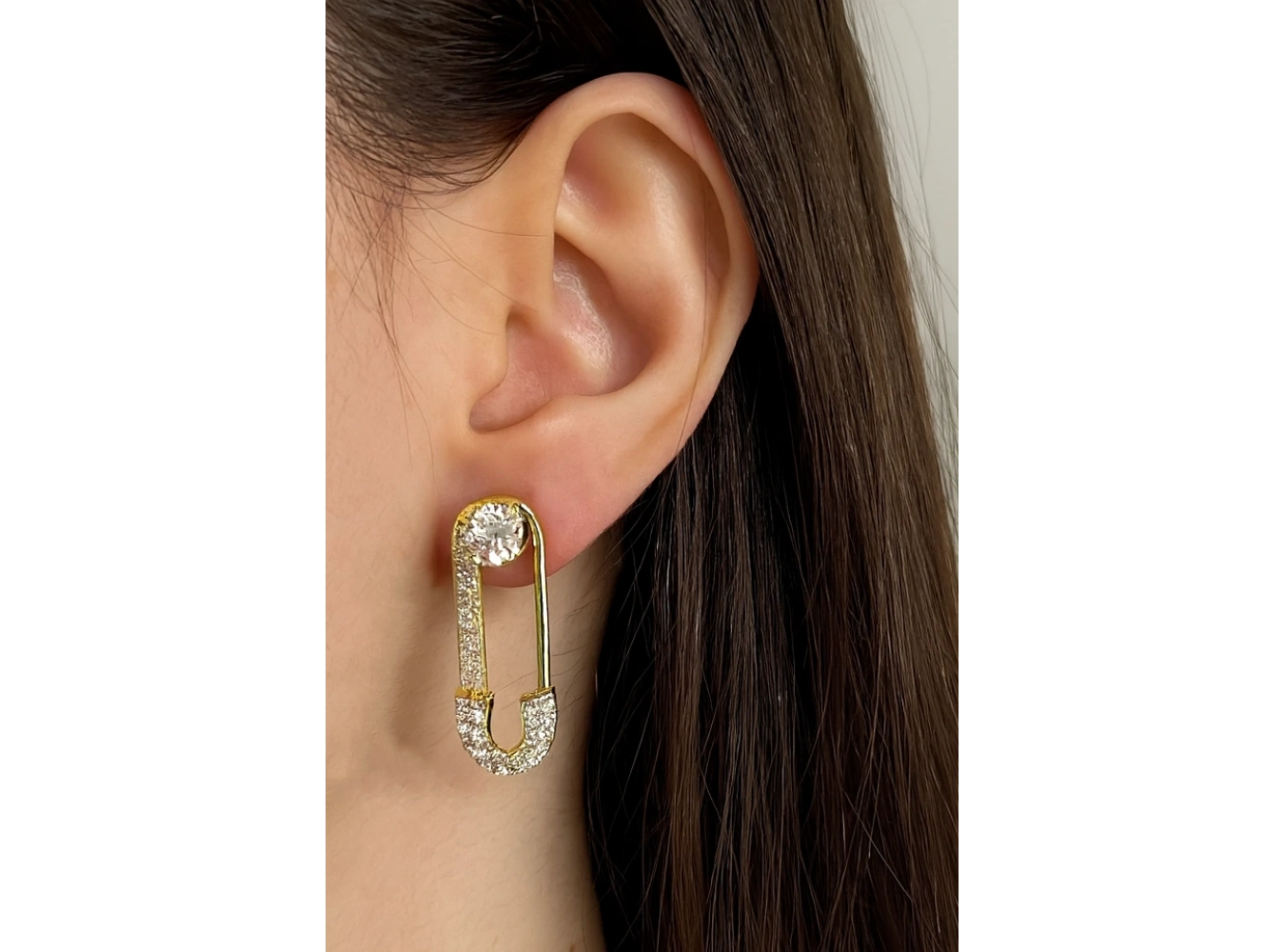 Altın Renk Kilit Figürlü Taş Detaylı Küpe (Çift)