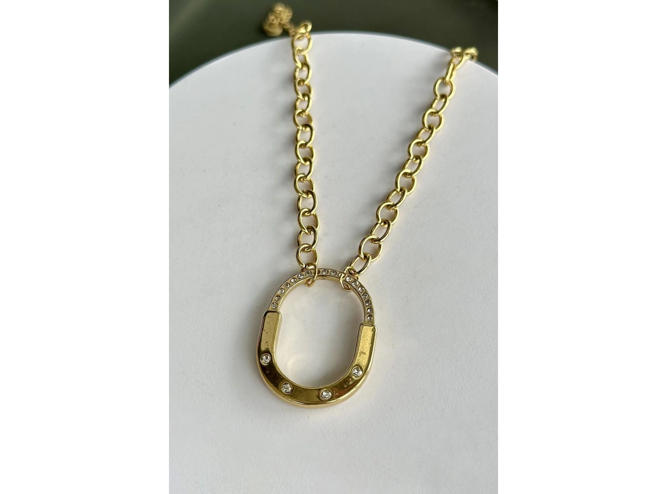 Altın Renk Kilit Figürlü Zincir Detaylı Çelik Kolye