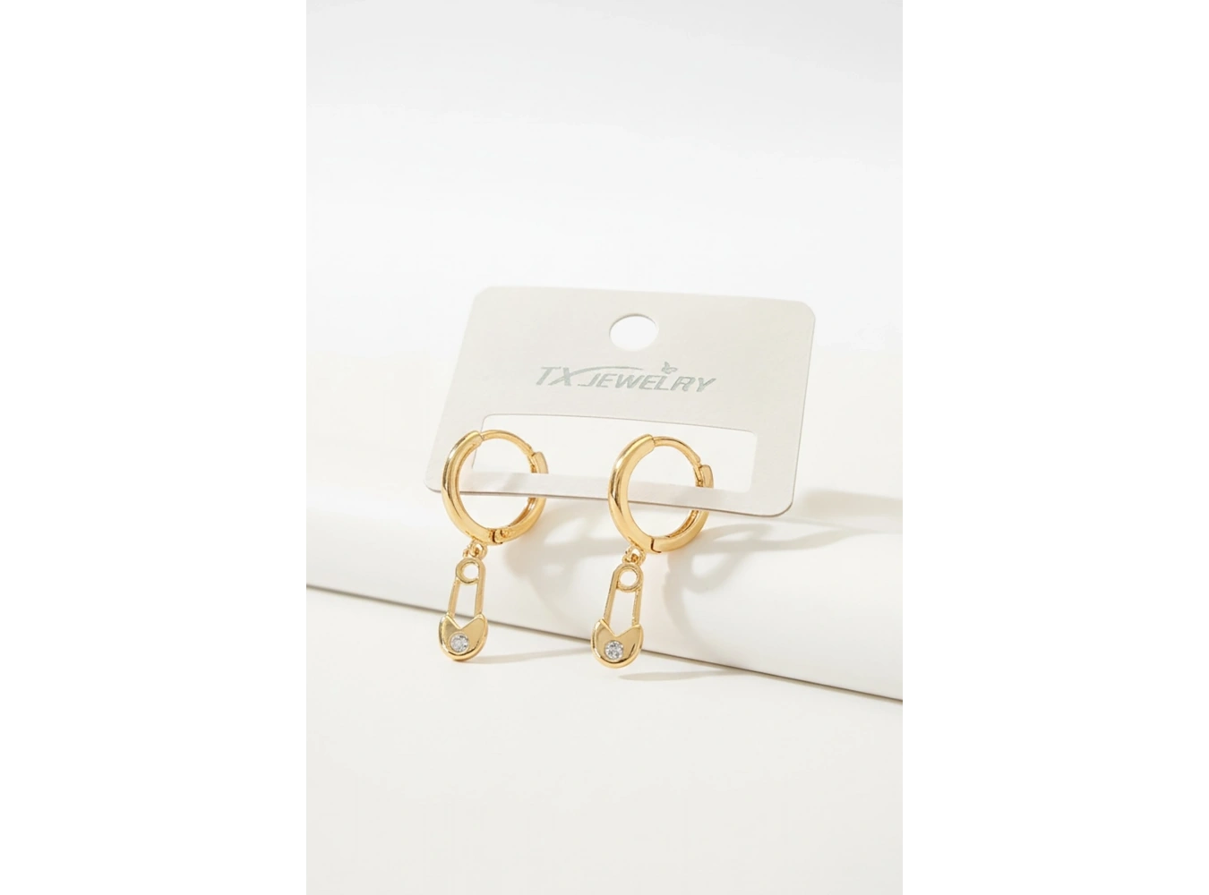 Altın Renk Kilitli İğne Detaylı Halka Tx Küpe (Çift)