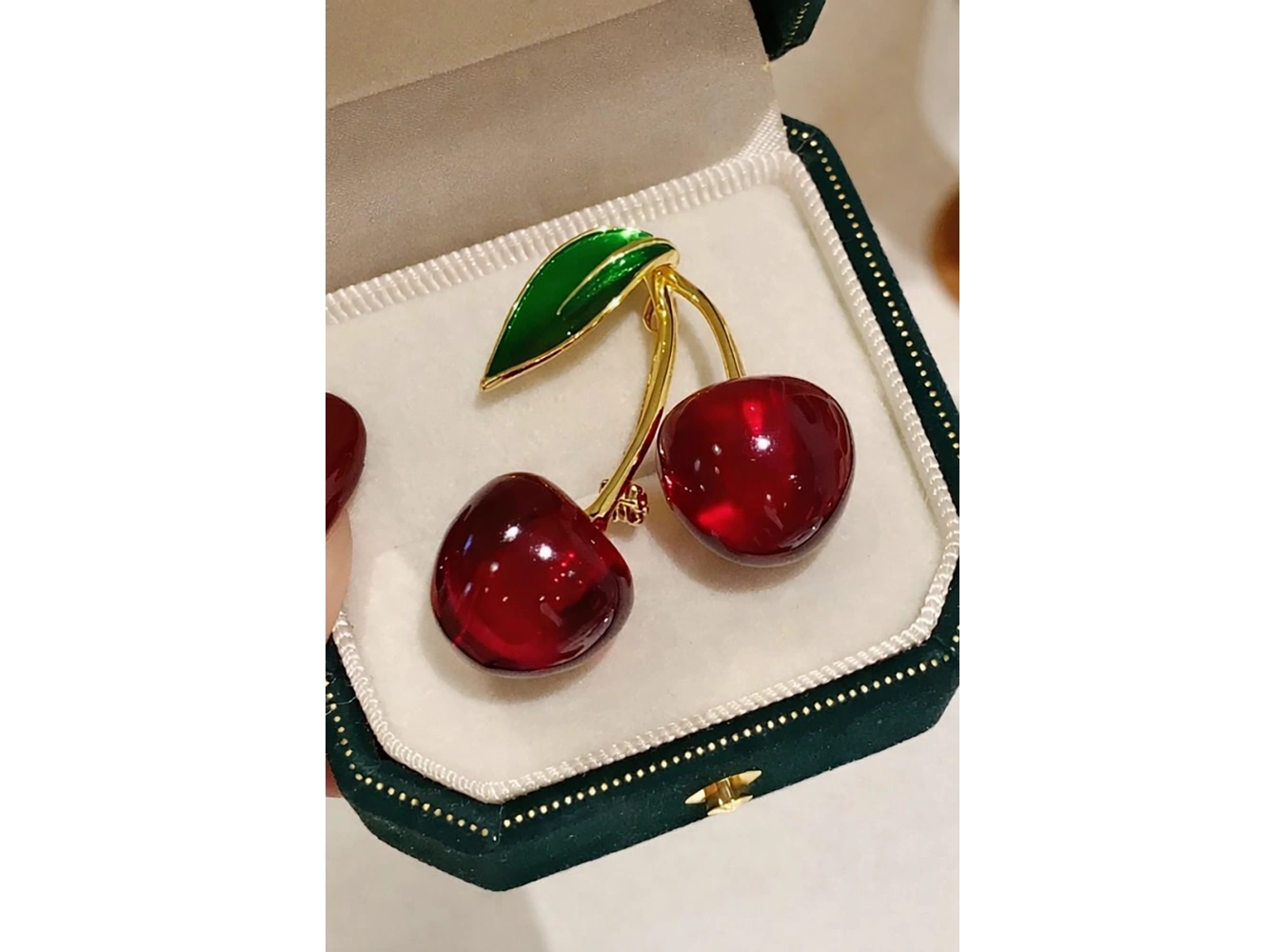 Altın Renk Kiraz Figürlü Broş