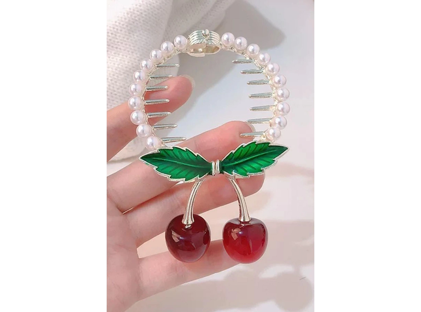 Altın Renk Kiraz Figürlü İnci Detaylı Sallantılı Topuz Tokası