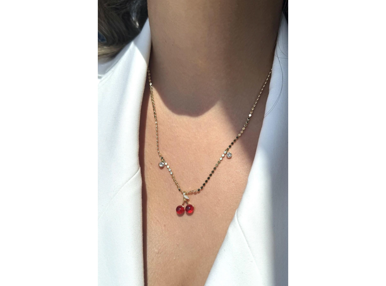 Altın Renk Kiraz Figürlü Taş Detaylı Ezme Pul Kolye