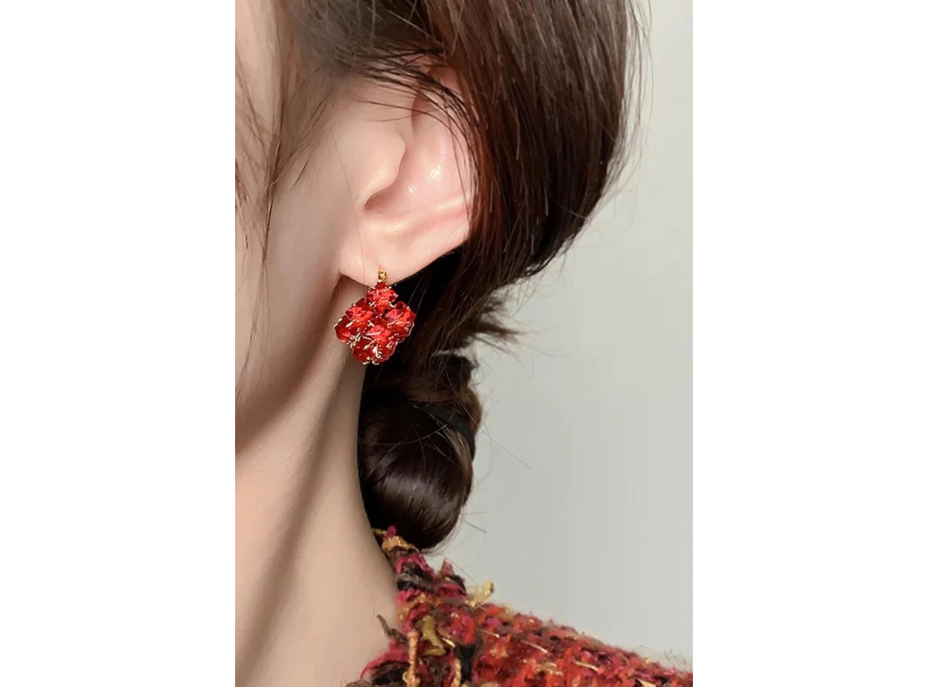 Altın Renk Kırmızı Taş Detaylı Küpe (Çift)