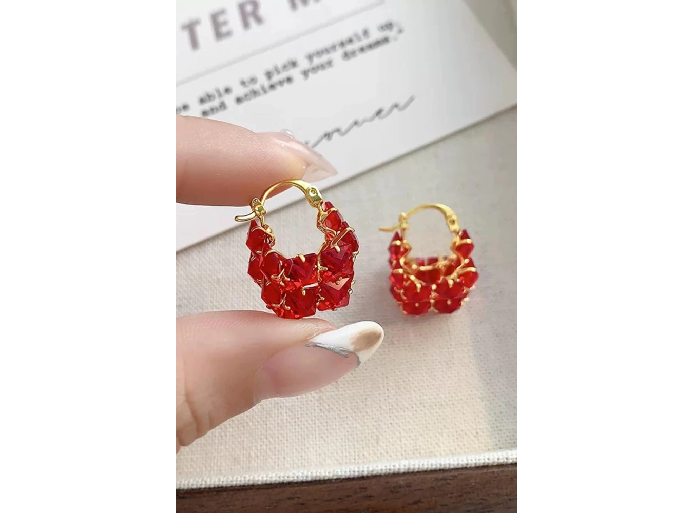 Altın Renk Kırmızı Taş Detaylı Küpe (Çift)