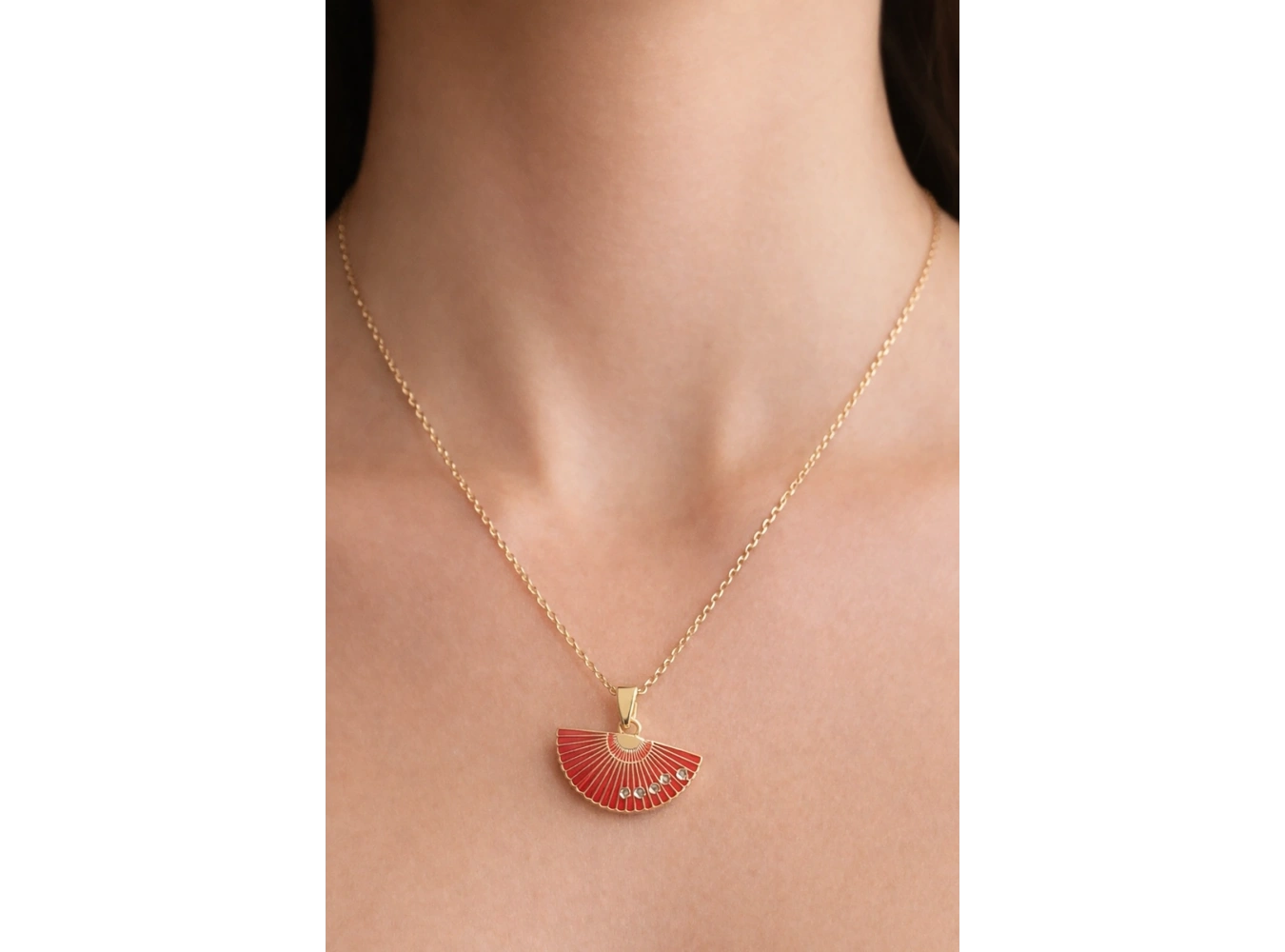 Altın Renk Kırmızı Yelpaze Figürlü Çelik Kolye
