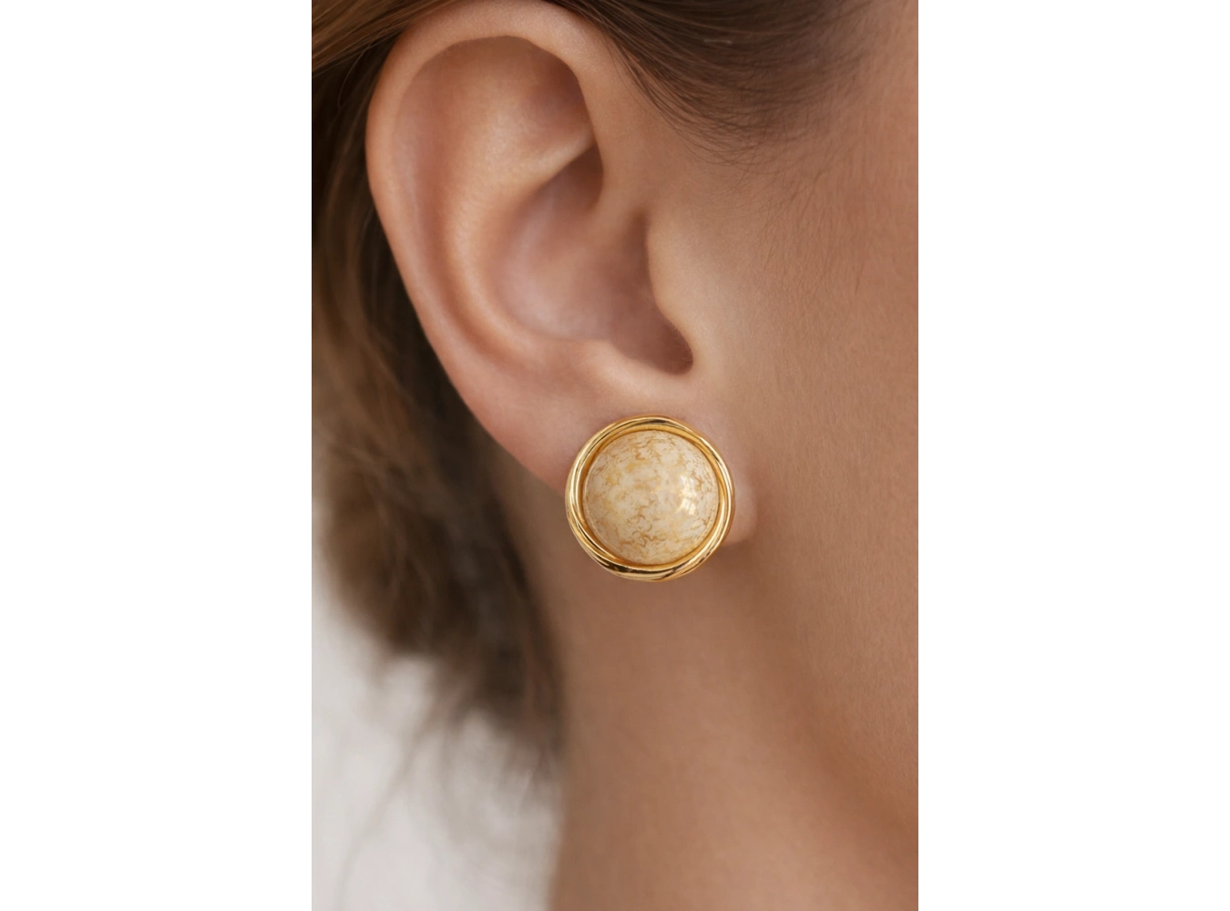 Altın Renk Krem Mineli Küpe (Çift)