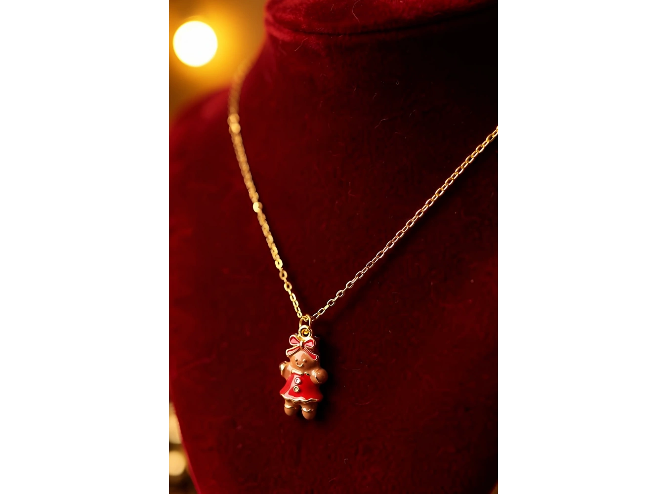 Altın Renk Kurabiye Kız Figürlü Çelik Yılbaşı Kolyesi