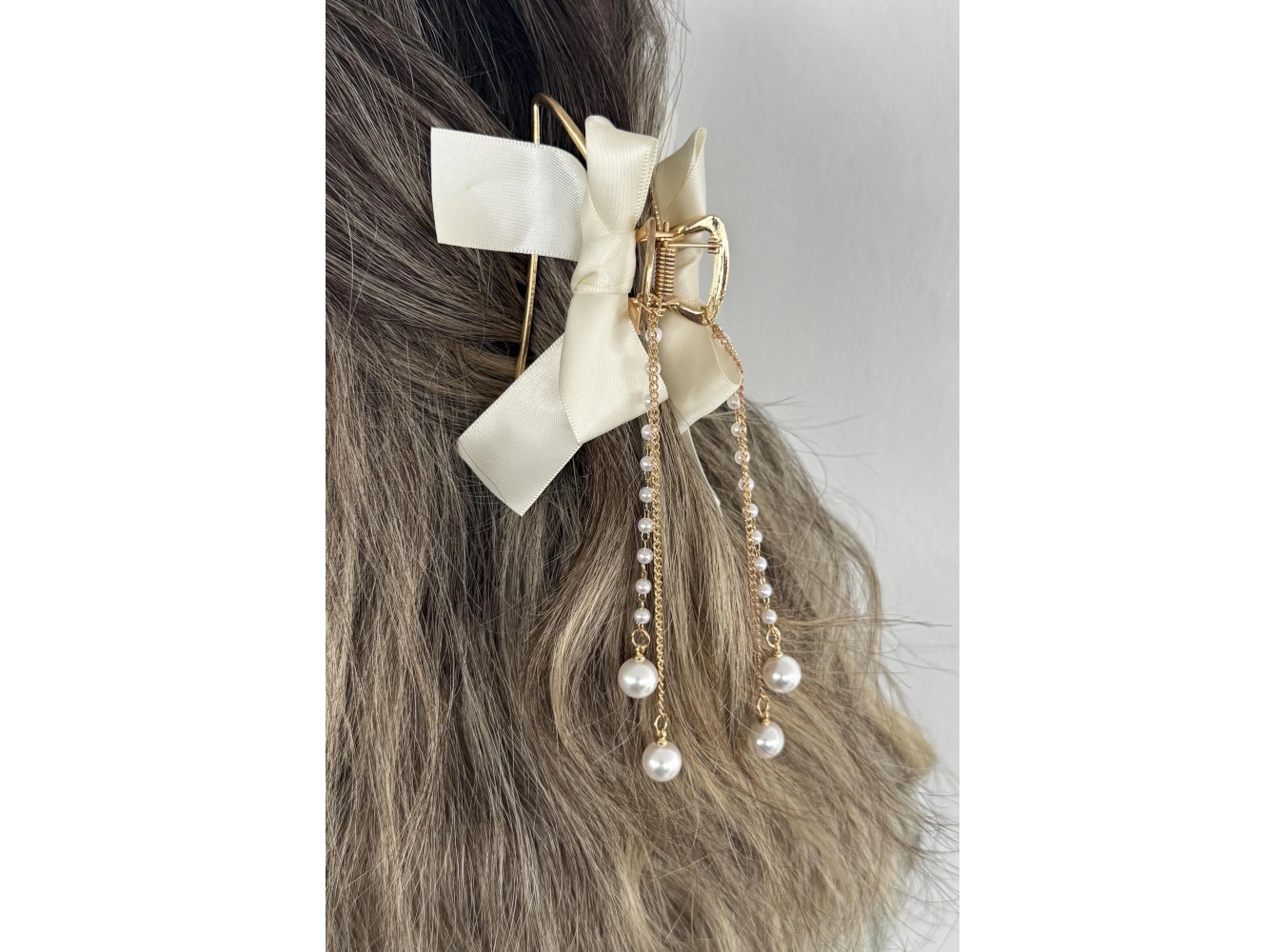 Altın Renk Kurdele Figürlü Sallantılı Metal Mandal Toka