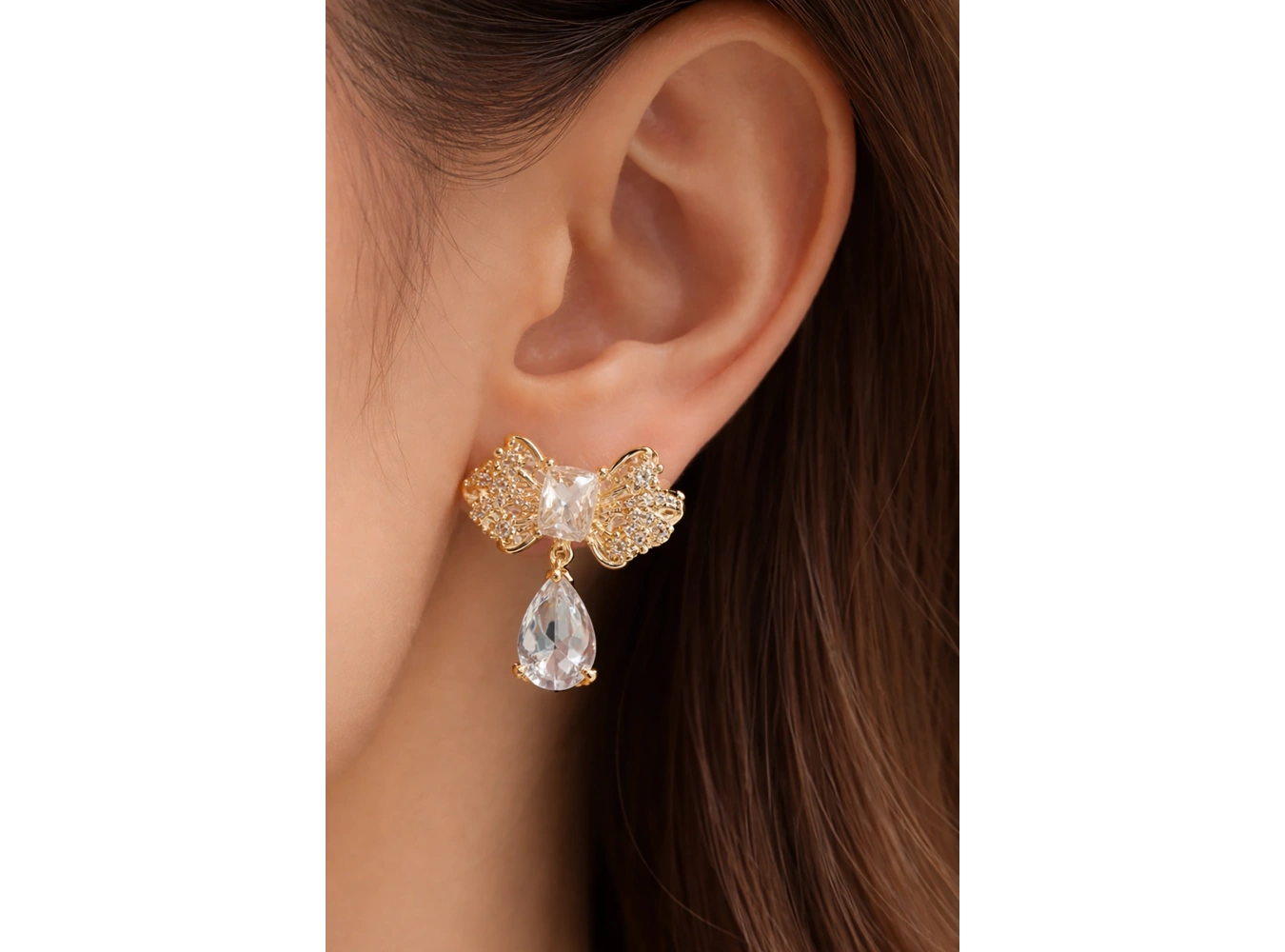 Altın Renk Kurdele Figürlü Taş Detaylı 14K Altın Kaplama Küpe (Çift)