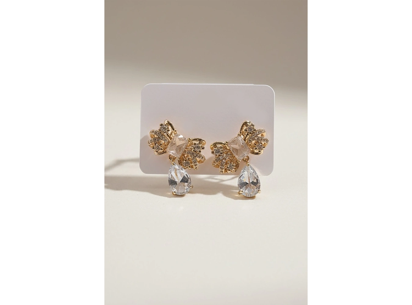 Altın Renk Kurdele Figürlü Taş Detaylı 14K Altın Kaplama Küpe (Çift)